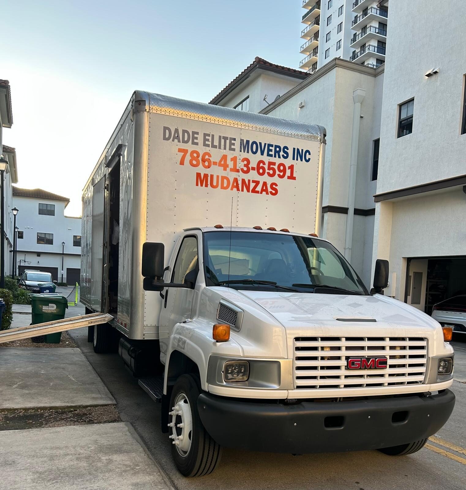 Camión de mudanzas Dade Elite Movers en Miami
