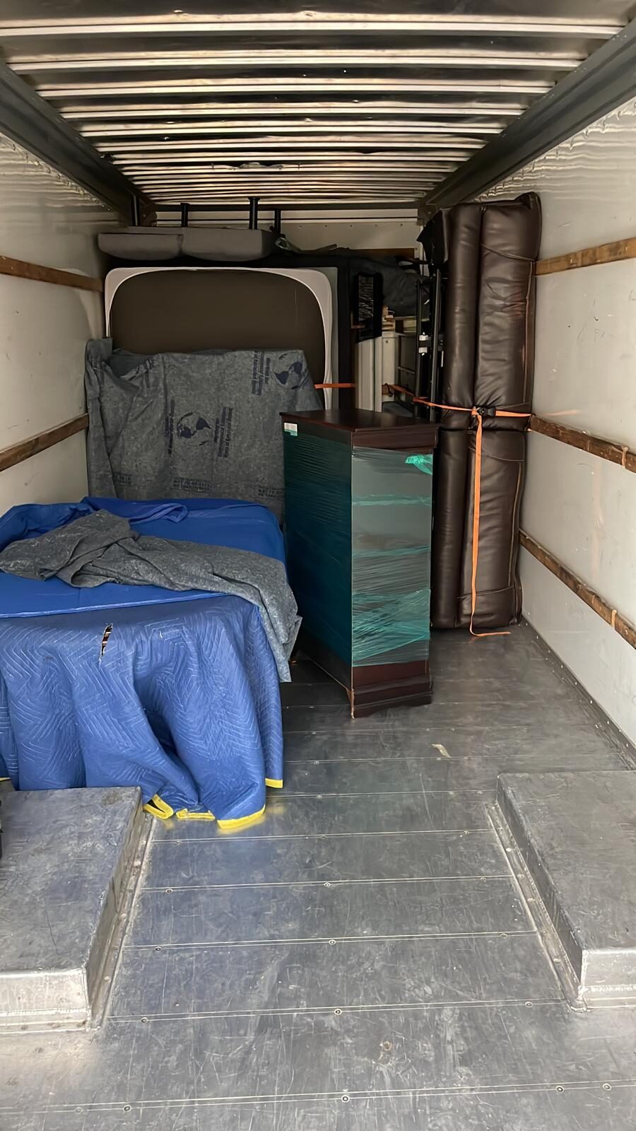Muebles cargados y protegidos