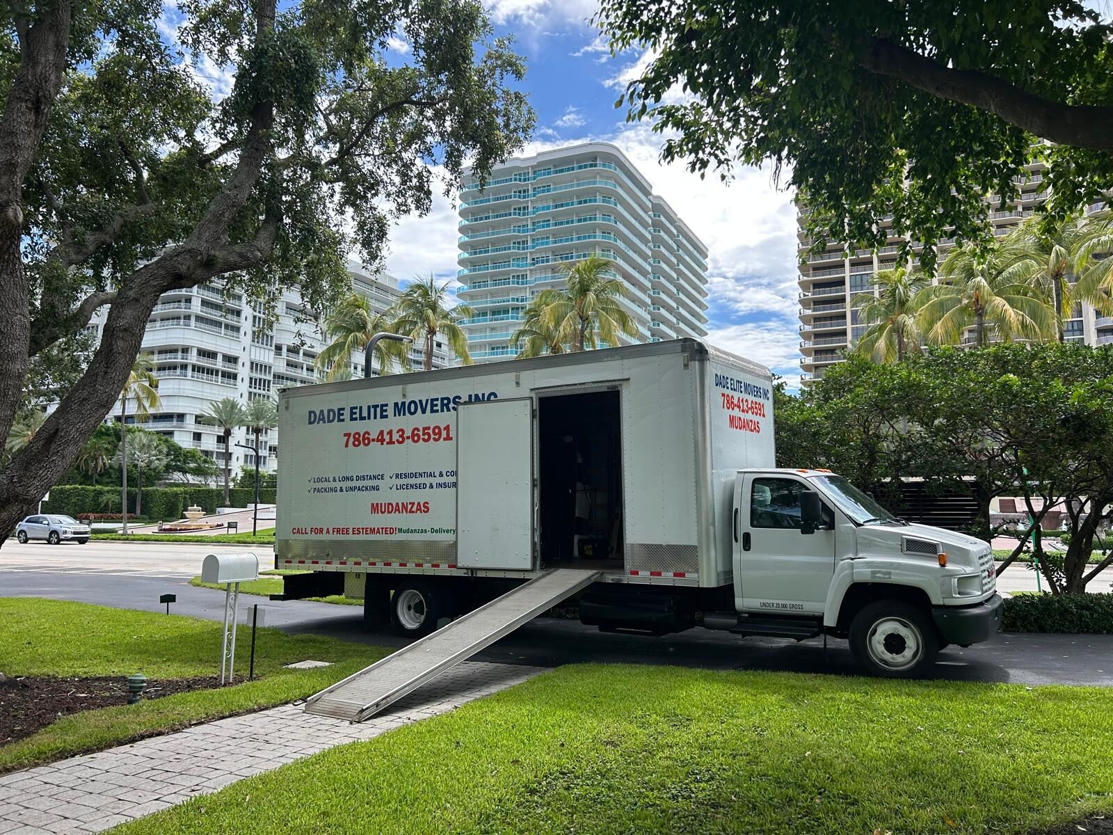 Camión de mudanzas en la calle en Florida